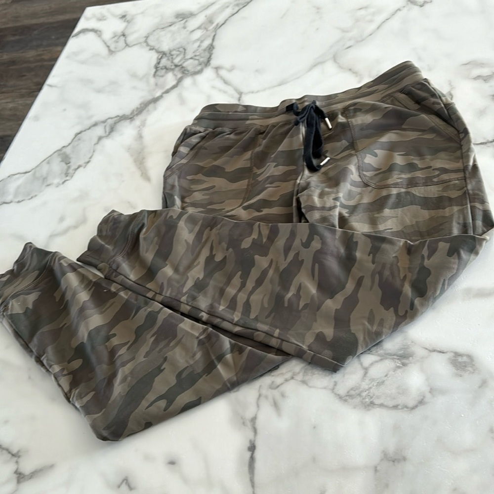 Zyia Unwind Camo Joggers Size Small